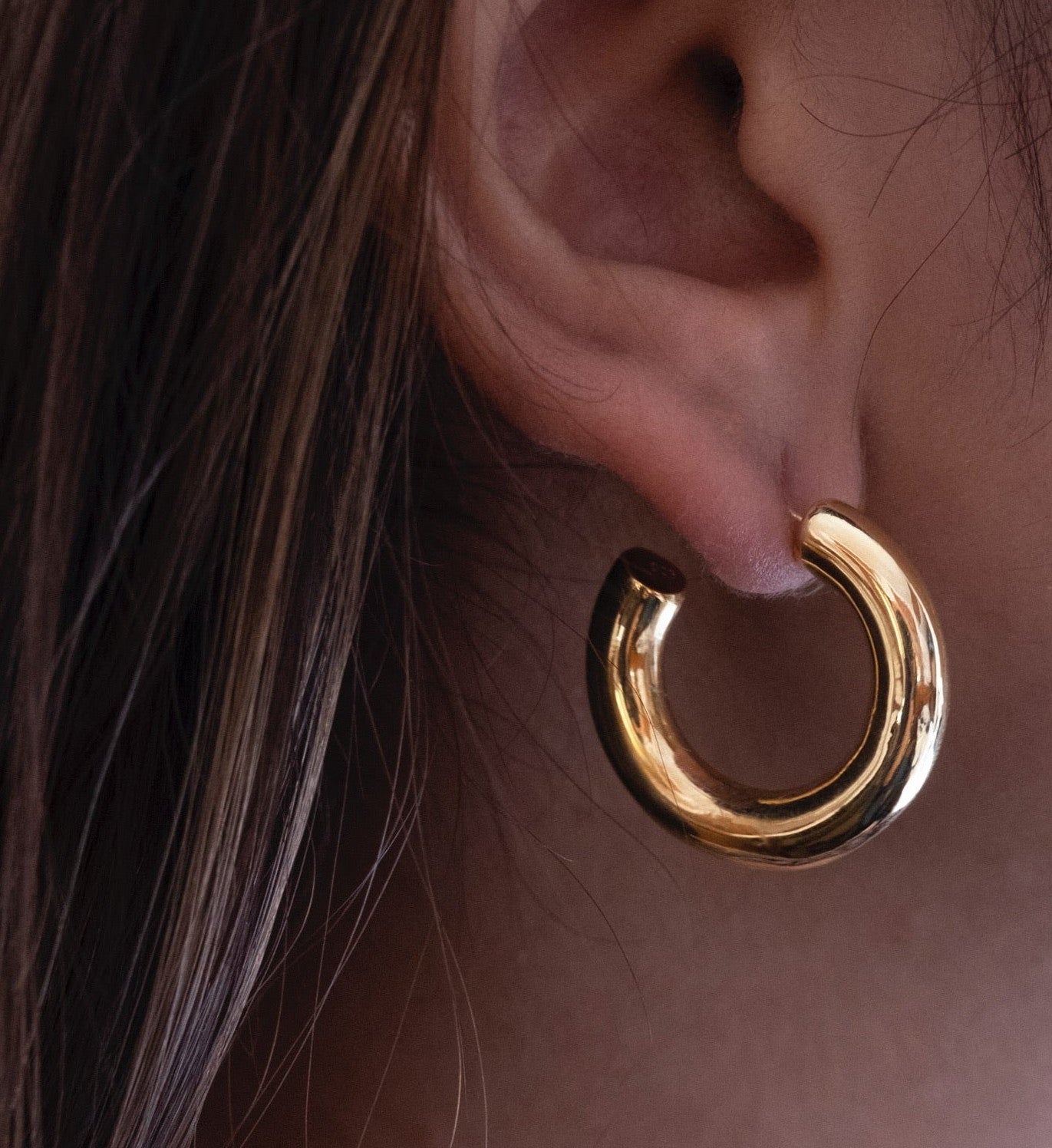 Anushka Sen In Kiyo Hoops