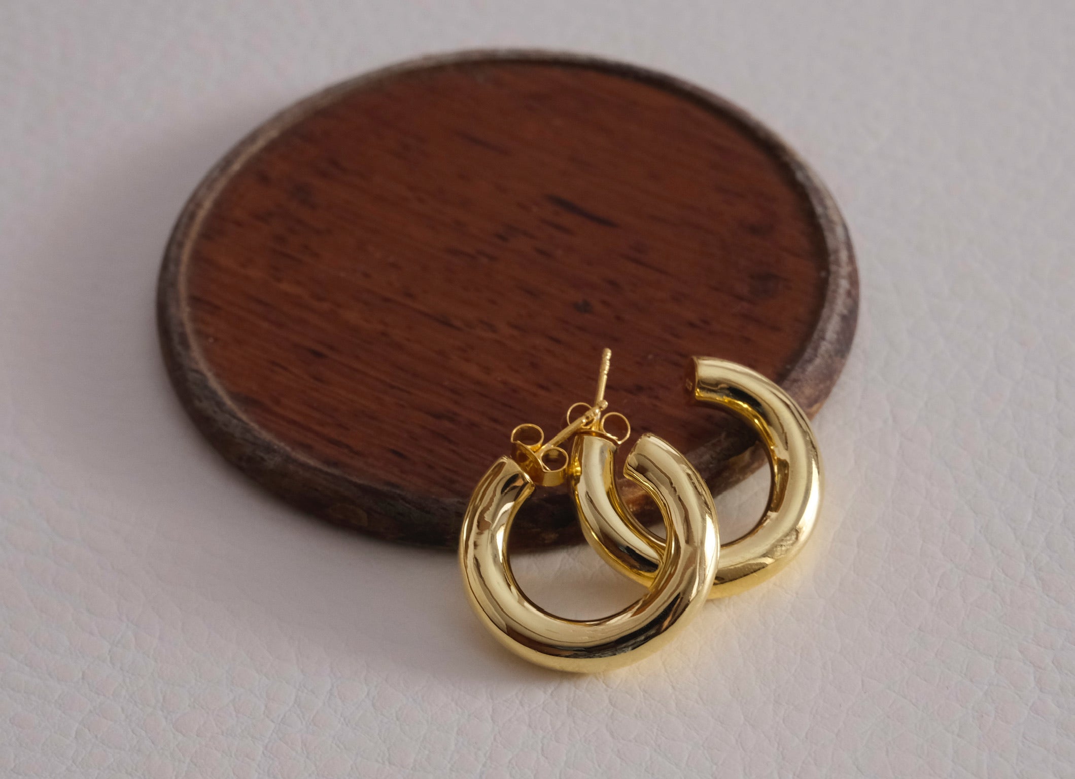 Anushka Sen In Kiyo Hoops