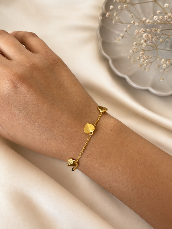 Minimal Heart Hand Mangalsutra