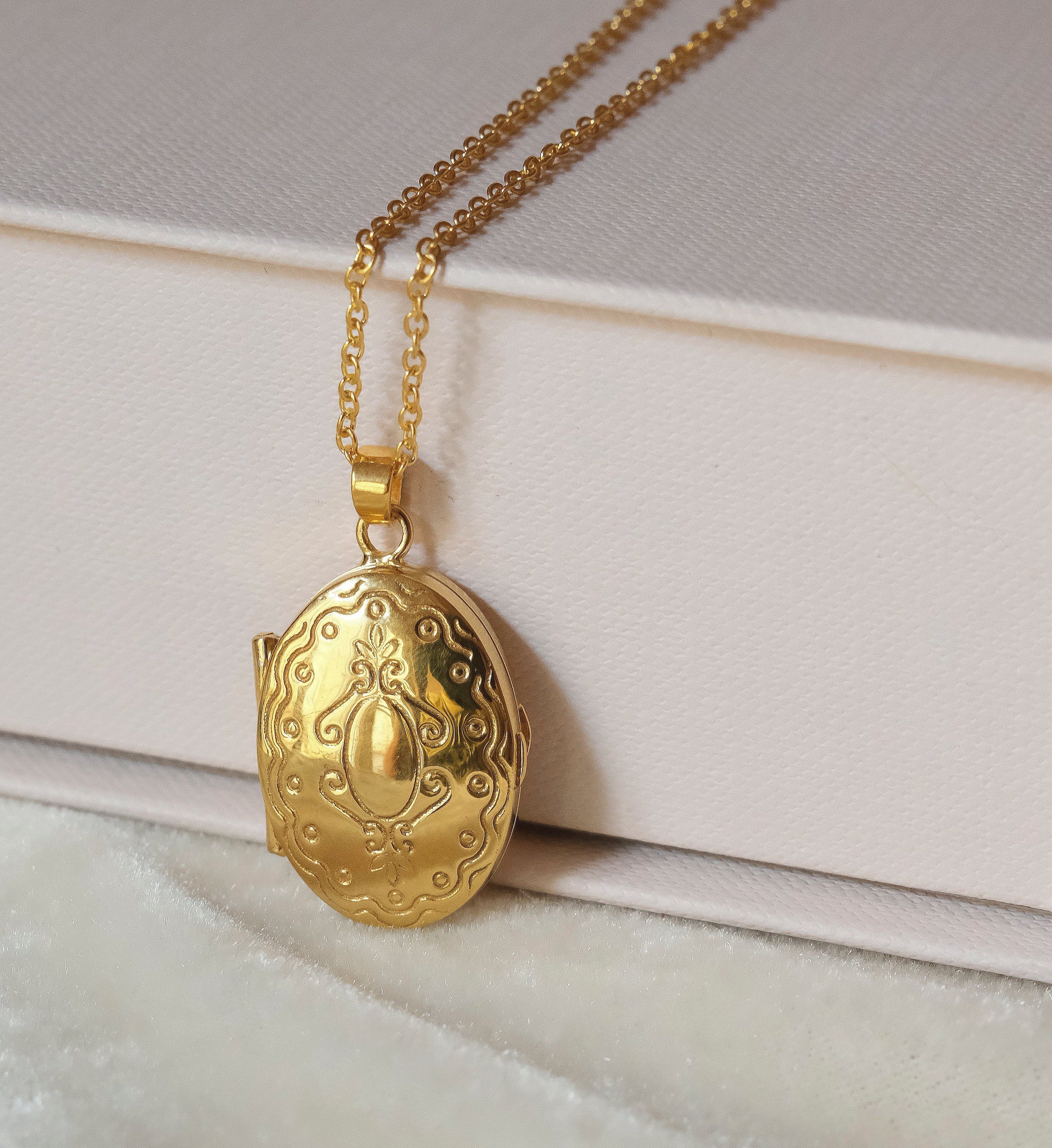 Hafisa Picture Locket Necklace