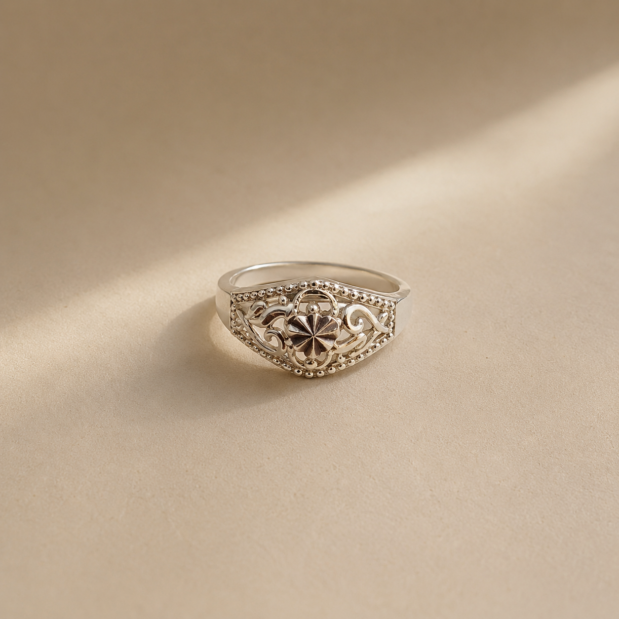 Vintage Clover Signet Ring