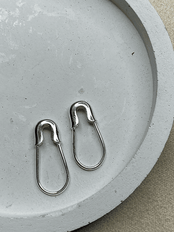 SAFETY PIN EARRINGS – AGUADÉ
